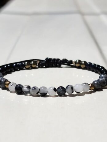 กำไลหินBlack-White 4 mm. ปกป้องคุ้มครองภัยอันตราย มั่นคง นิลดำ/ลาบราดอไรด์/ไหมดำ/ทรายเงิน/ไพไรต์