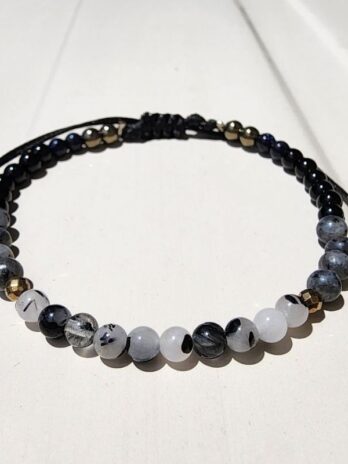 กำไลหินBlack-White 4 mm. ปกป้องคุ้มครองภัยอันตราย มั่นคง นิลดำ/ลาบราดอไรด์/ไหมดำ/ทรายเงิน/ไพไรต์