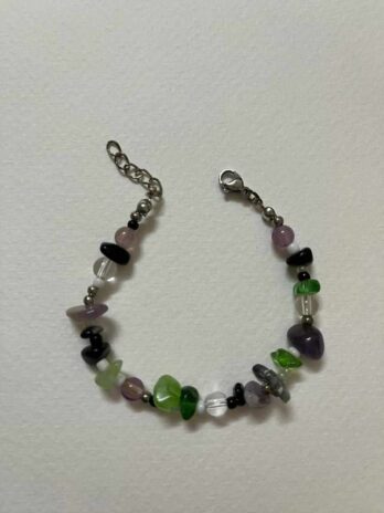 กำไลลูกปัดหิน โทนสีเขียวม่วง