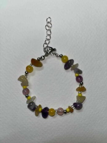 กำไลลูกปัดหิน โทนสีเหลืองม่วง